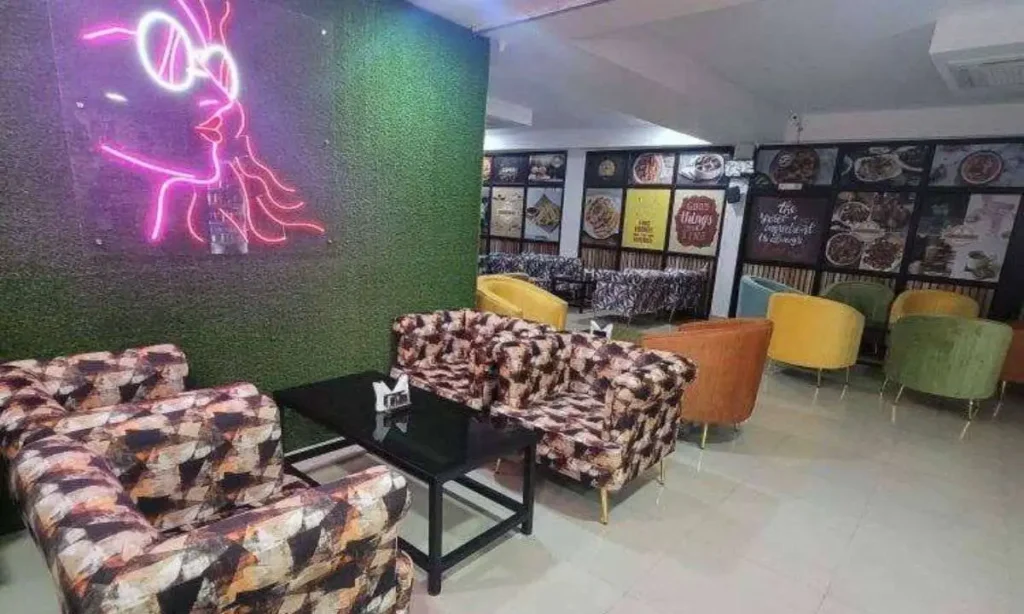 URBAN SMOKY CAFE in Hazratganj