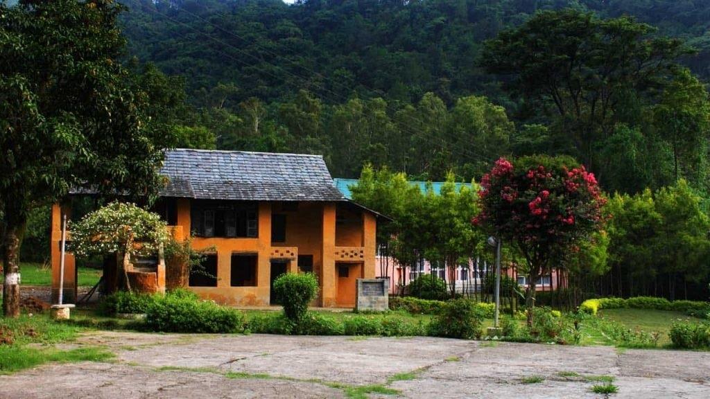 If you're interested in pottery or art, don't miss the picturesque village of Andretta, a 20-minute drive from Palampur in the Kangra district of Himachal Pradesh.
