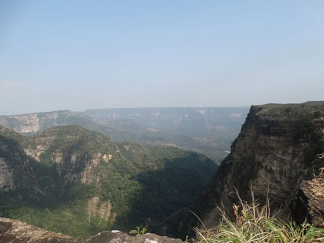 Located in the beautiful and lush South Gallo Hills, Balpakulam National Park covers an impressive 220 km². If you want to experience encounters with Indian elephants, barking deer, red pandas, Bengal tigers and wild buffaloes at altitudes above 900m, this is the place.