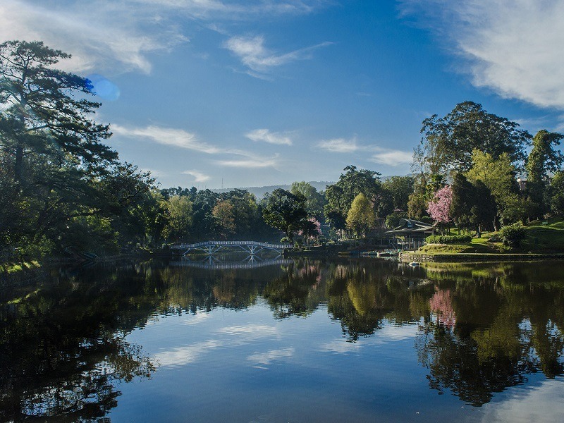 The picturesque Lake Ward was the brainchild of Sir William Ward, the British chief secretary of Assam. The lake is colorful, full of orchids and tall trees provide pleasant shade.