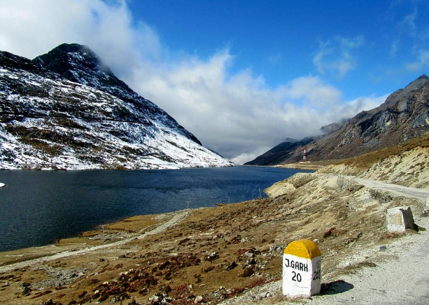 It is a pass with an altitude of 13,700 feet. This place is covered with snow all year round and is open to tourists. Considered a sacred place for Buddhists, it is believed to be surrounded by 101 lakes. 