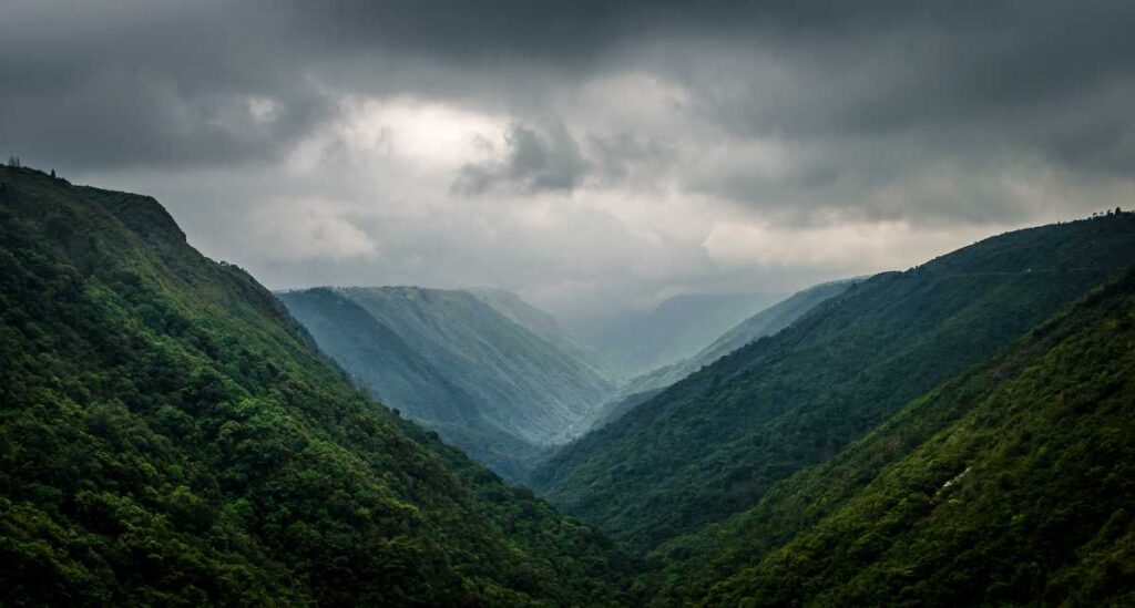 Temperature – In the Shillong monsoon, temperatures range from 12 to 16 ° C Day and night.