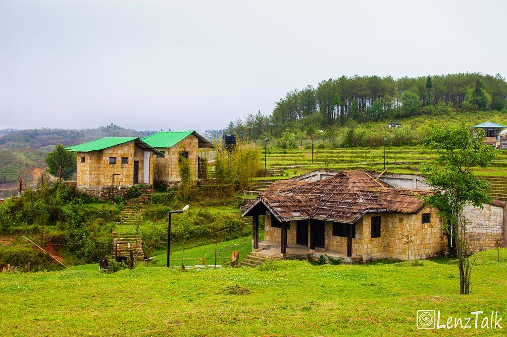 To experience the Meghalaya lifestyle, there is no better place than Khasi Heritage Village. This village tour will give you a glimpse into tribal life and the bedrooms, kitchens and warehouses.