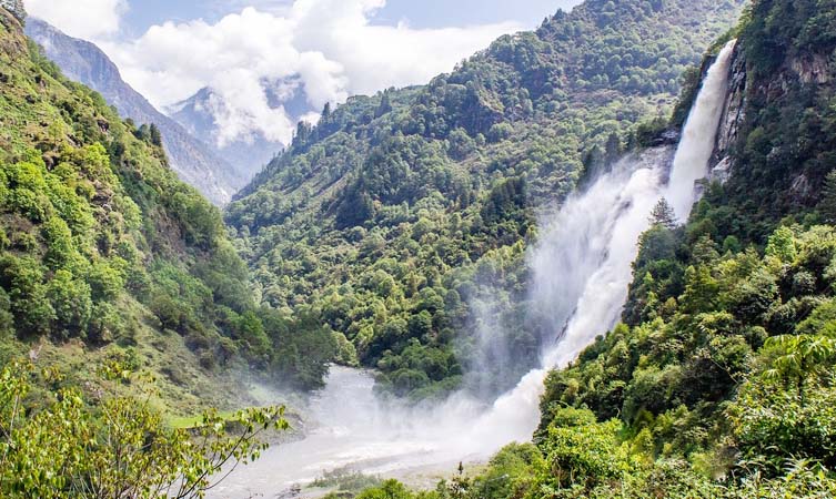 Located in the Tawang district, it is the perfect gift from nature to Arunachal Pradesh. Nuranang Waterfall looks like the sky is raining all the water on the ground. It is an amazing masterpiece of nature. 