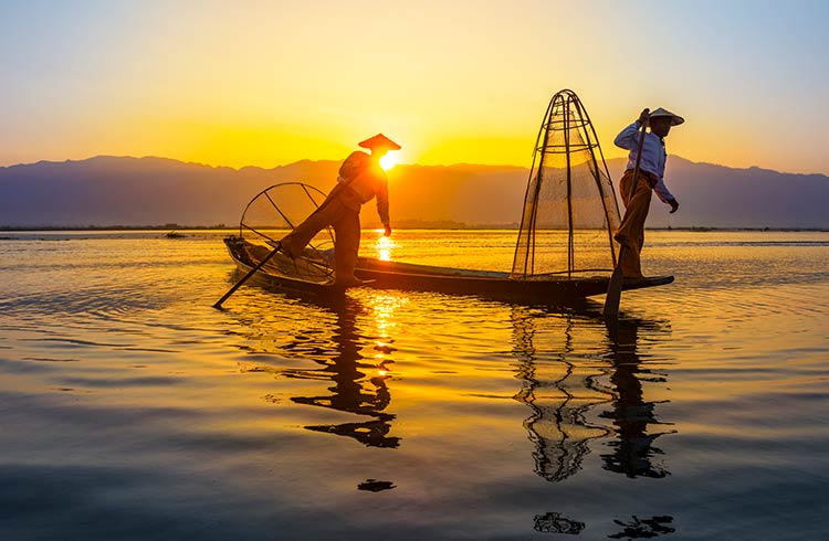 Myanmar tourism places : The Inle Lake region is a picturesque place famous for its quaint floating villages, beautiful gardens and magnificent temples. There are no roads here, so we travel by wooden boat.